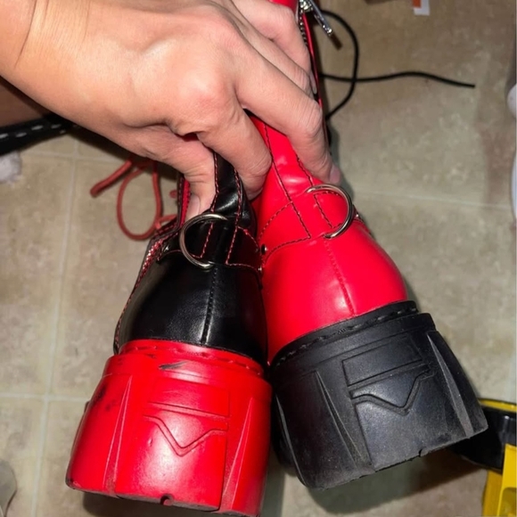 MISMATCHED BOOTS - Picture 4 of 6